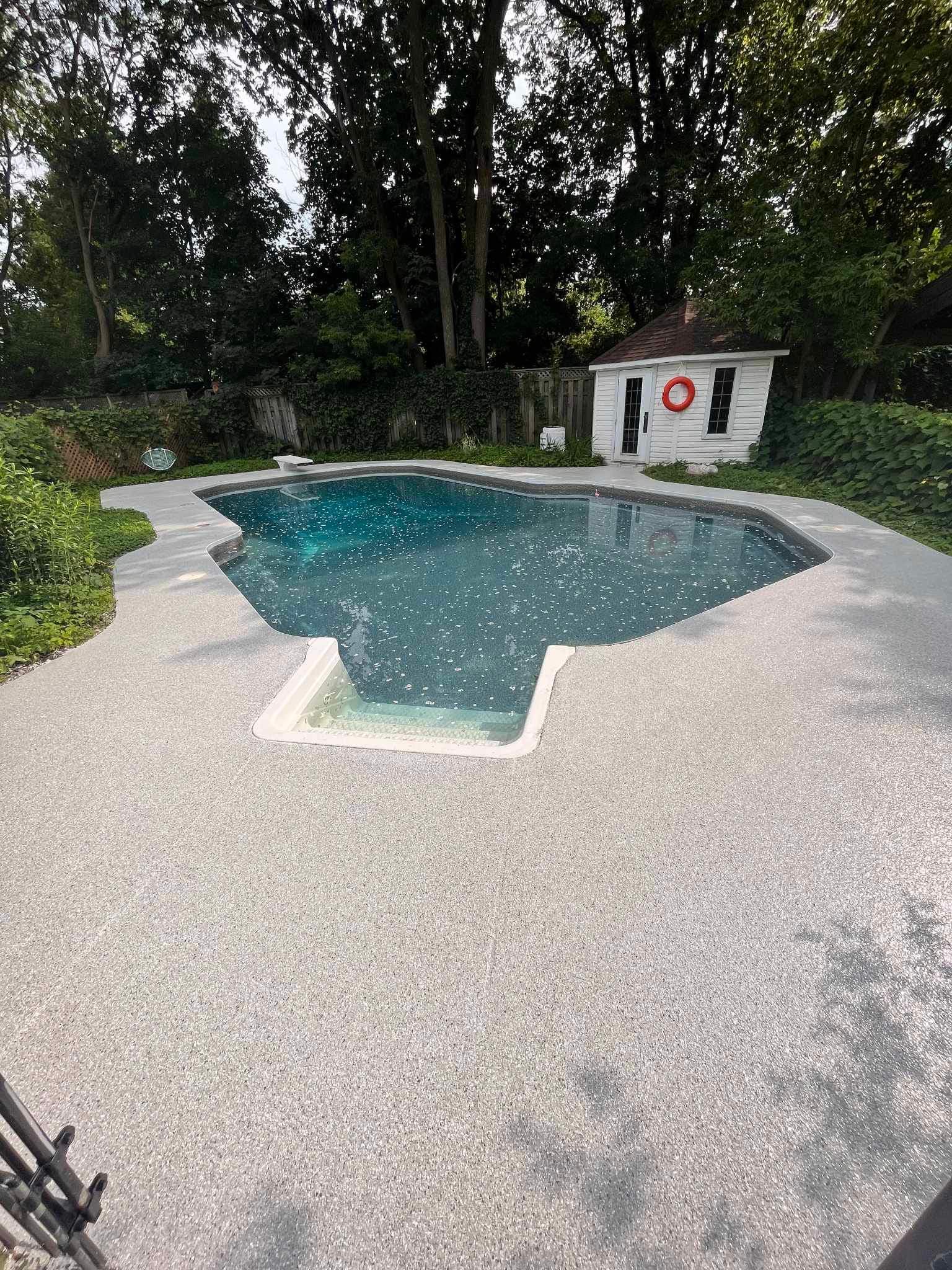 Contour de piscine